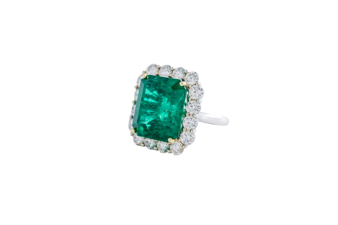 18k White Gold 15 Carat Emerald and Diamond Ring Jewels in Paradise Aruba