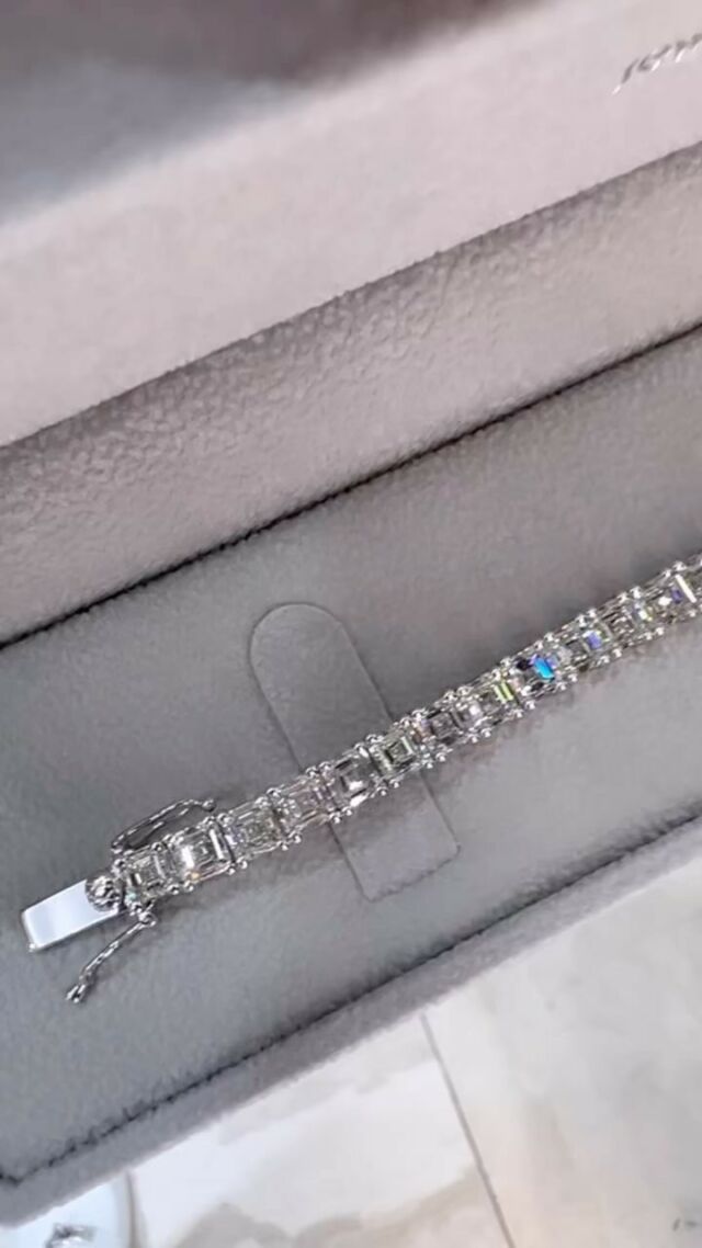 Asscher Cut Diamond Tennis Bracelet -0.52 carat each Diamond 💎💎💎 Dream Gifts ✨

I hope this is on your Holiday wishlist 🙋‍♀️🎅🎄🎁🤍

#asschercutdiamonds #asschercut #asschercutdiamond #asschercutdiamondbracelet #tennisbracelets #diamondtennisbracelets #onlynaturaldiamonds #diamondsolitaire #highjewellery #highjewelry #rarejewels #harrywinston #harrywinstondiamonds #tiffanyandco #tiffanybracelets #jipeverydaydiamonds #jewelsinparadisearuba 

@jewels_in_paradise 
@jewelsinparadisetci 
@jewelsinparadisemiami